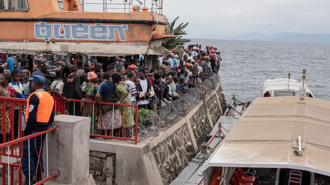 Frauen trauern im Hafen, nachdem eine Fähre mit Hunderten Menschen an Bord bei der Ankunft gekentert ist. - Bild: Moses Sawasawa/AP/dpa