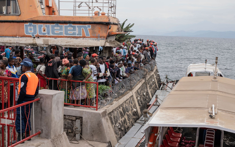 Frauen trauern im Hafen, nachdem eine Fähre mit Hunderten Menschen an Bord bei der Ankunft gekentert ist. - Foto: Moses Sawasawa/AP/dpa