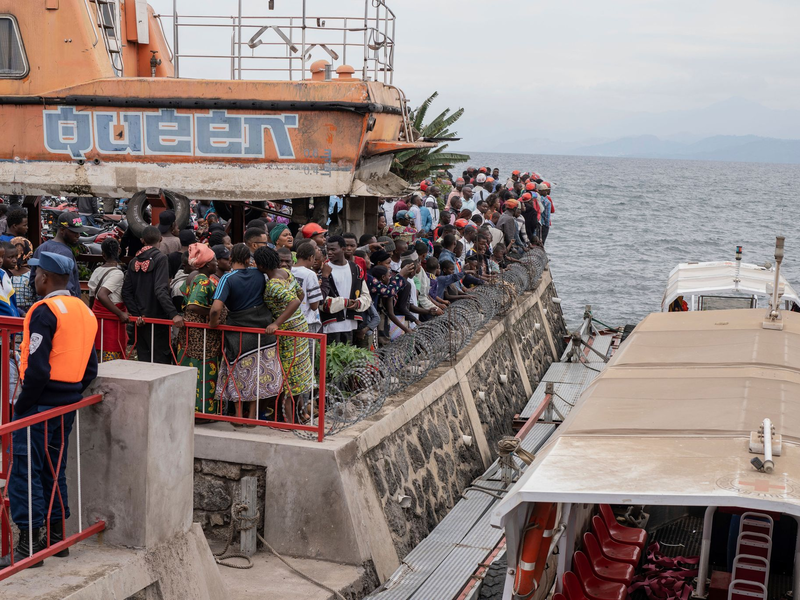 Frauen trauern im Hafen, nachdem eine Fähre mit Hunderten Menschen an Bord bei der Ankunft gekentert ist. - Foto: Moses Sawasawa/AP/dpa