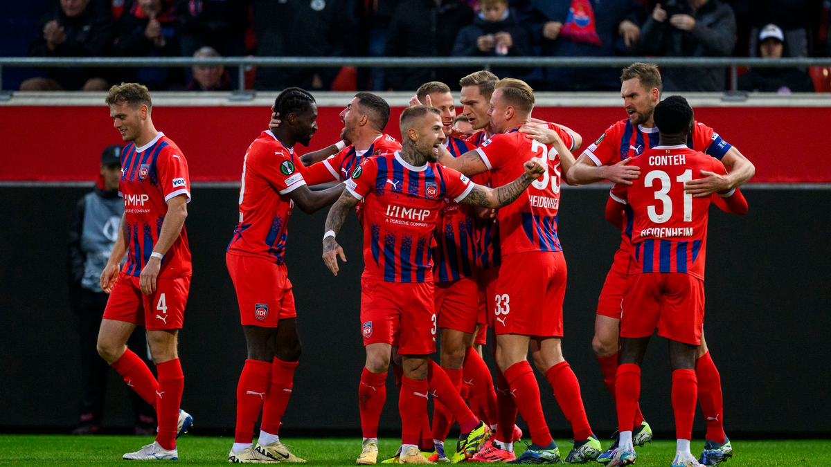 Trainer Frank Schmidt startete erfolgreich mit dem 1. FC Heidenheim in die Ligaphase der Conference League. - Foto: Tom Weller/dpa