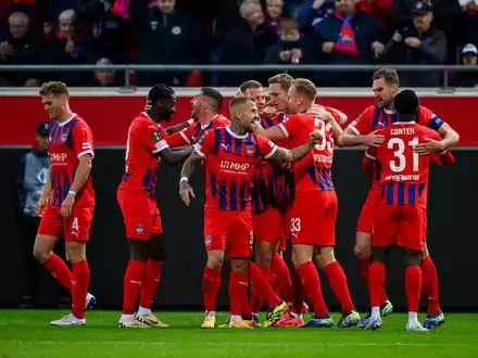 Trainer Frank Schmidt startete erfolgreich mit dem 1. FC Heidenheim in die Ligaphase der Conference League. - Foto: Tom Weller/dpa