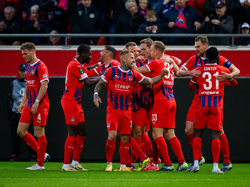 Trainer Frank Schmidt startete erfolgreich mit dem 1. FC Heidenheim in die Ligaphase der Conference League. - Foto: Tom Weller/dpa