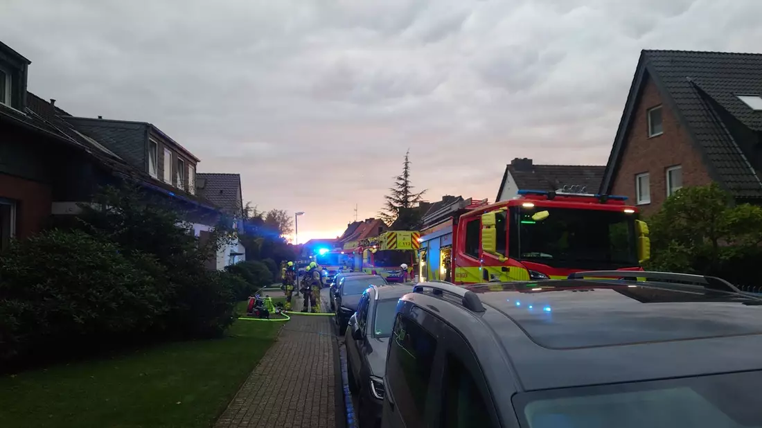 FW Ratingen: Ratingen-Ost. Am 03.10.2024 um 18:20 Uhr wurde die Feuerwehr Ratingen wegen eines brennenden Wäschetrockners in einem Wohnhaus alarmiert. - Bild: presseportal.de