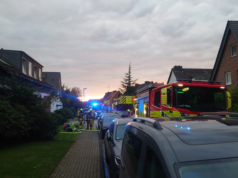 FW Ratingen: Ratingen-Ost. Am 03.10.2024 um 18:20 Uhr wurde die Feuerwehr Ratingen wegen eines brennenden Wäschetrockners in einem Wohnhaus alarmiert. - Foto: presseportal.de