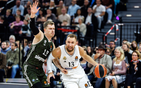 Vor Spielbeginn gab es eine kleine Eröffnungszeremonie. - Foto: Matthias Balk/dpa