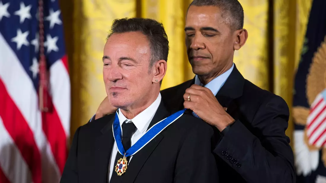 Der damalige US-Präsident Barack Obama hatte Springsteen die Freiheitsmedaille verliehen. - Bild: Shawn Thew/epa/dpa