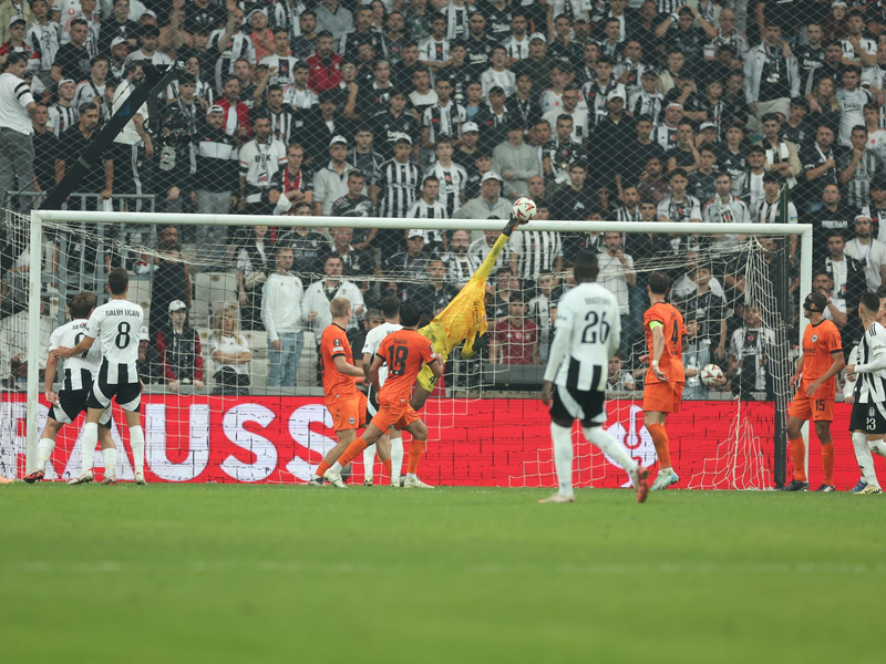 Ließ sich beim Sieg in Istanbul nur einmal überlisten: Eintracht-Torwart Kaua Santos. - Foto: Str/dpa