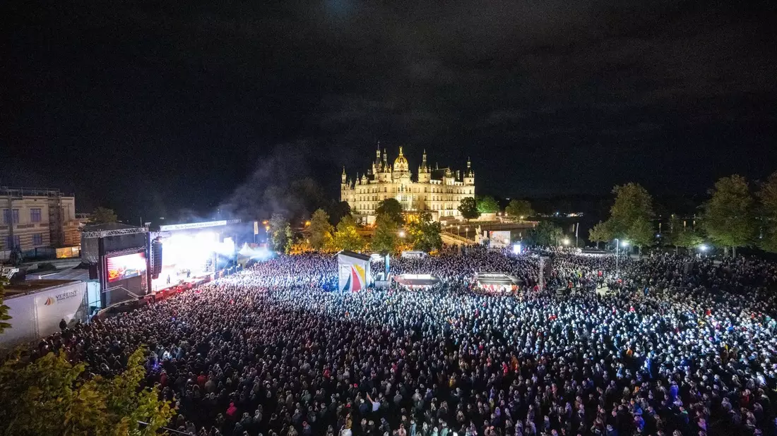 Das Bürgerfest am Tag der Deutschen Einheit 2024: Schwerin begeistert am 3. Oktober mit buntem, hochkarätigem Programm - Bild: presseportal.de