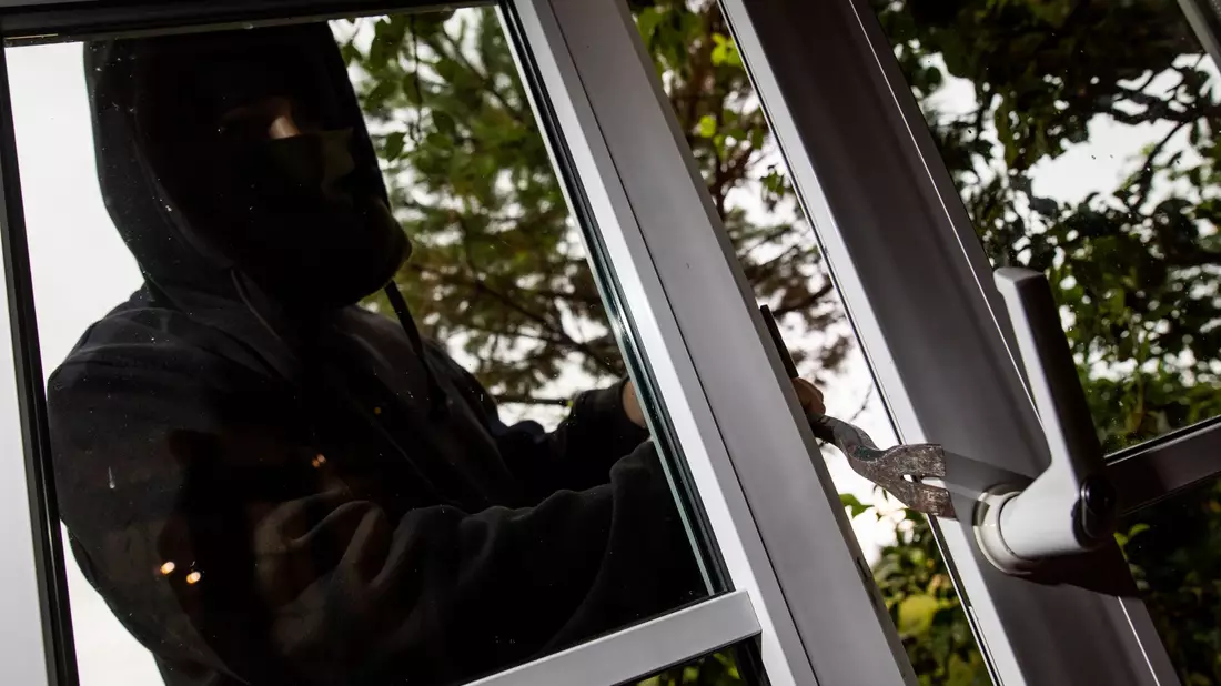 Die Bewohnerin konnte aus Angst zwei Wochen nicht in ihrer Wohnung übernachten. (Archivbild) - Bild: Philipp von Ditfurth/dpa