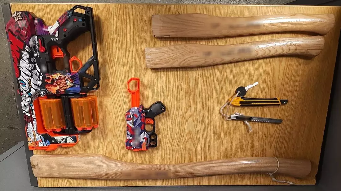 BPOL NRW: Passanten mit Nerf-Gun beschossen - Bundespolizei stellt 42-Jährigen mit Messern und Axtstielen - Bild: presseportal.de