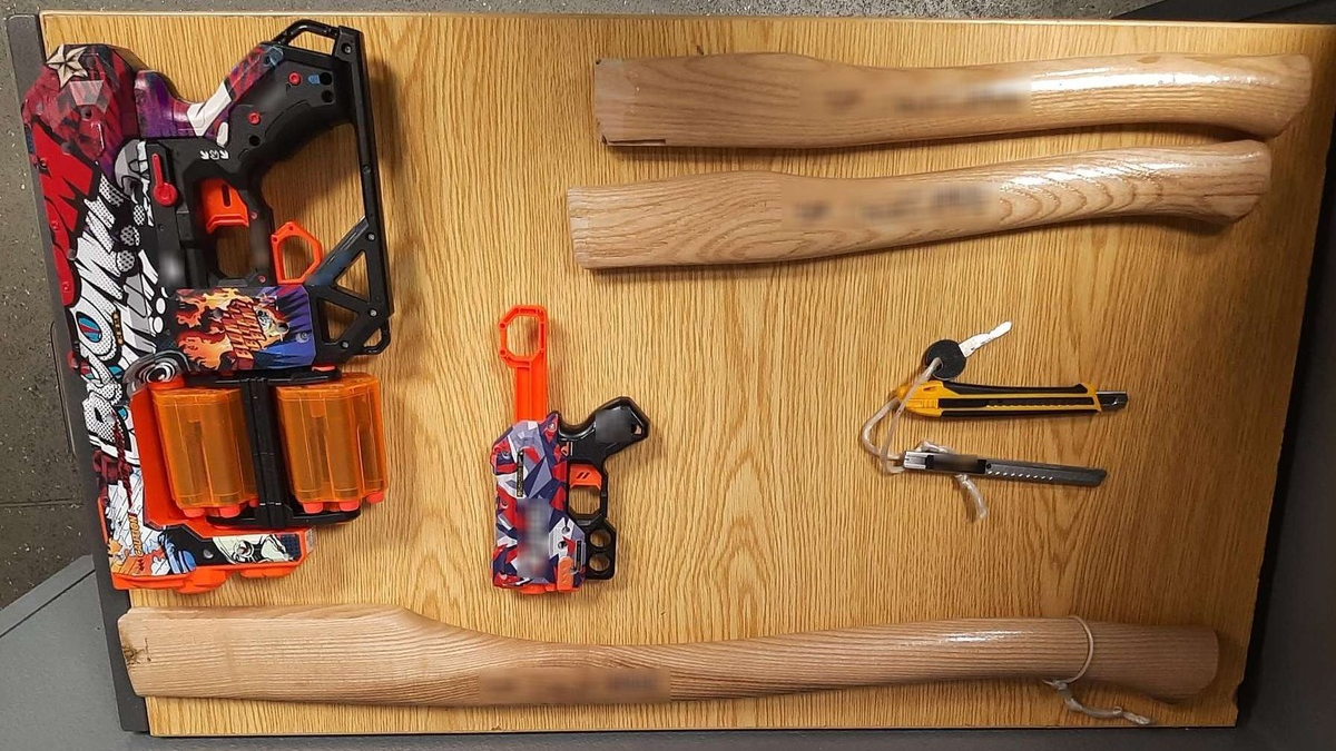 BPOL NRW: Passanten mit Nerf-Gun beschossen - Bundespolizei stellt 42-Jährigen mit Messern und Axtstielen - Foto: presseportal.de