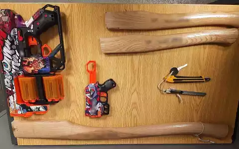 BPOL NRW: Passanten mit Nerf-Gun beschossen - Bundespolizei stellt 42-Jährigen mit Messern und Axtstielen - Foto: presseportal.de