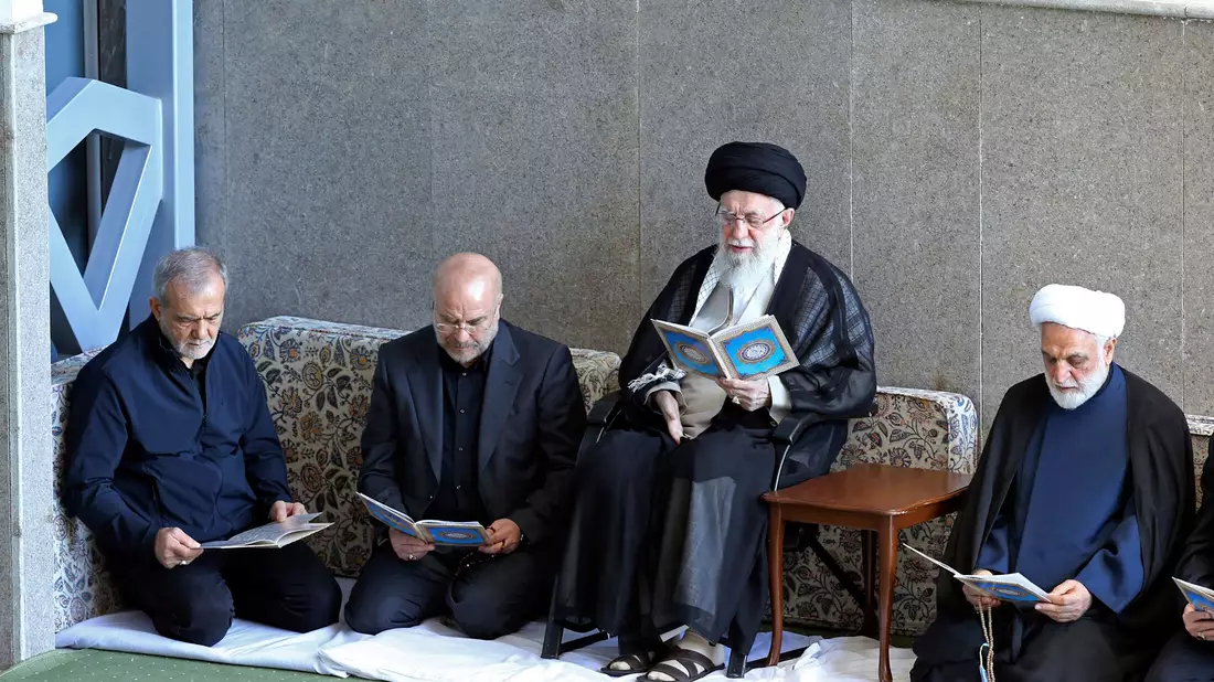 Irans Religionsführer Ajatollah Ali Chamenei winkt bei einem Treffen in Teheran der Menge zu. - Bild: Uncredited/Office of the Iranian Supreme Leader/AP/dpa