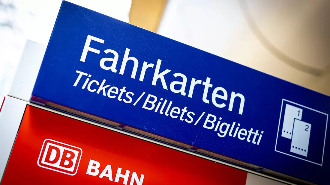 Flexpreise bei der Deutschen Bahn werden zum Fahrplanwechsel durschnittlich 5,9 Prozent teurer. (Archivbild) - Bild: Moritz Frankenberg/dpa