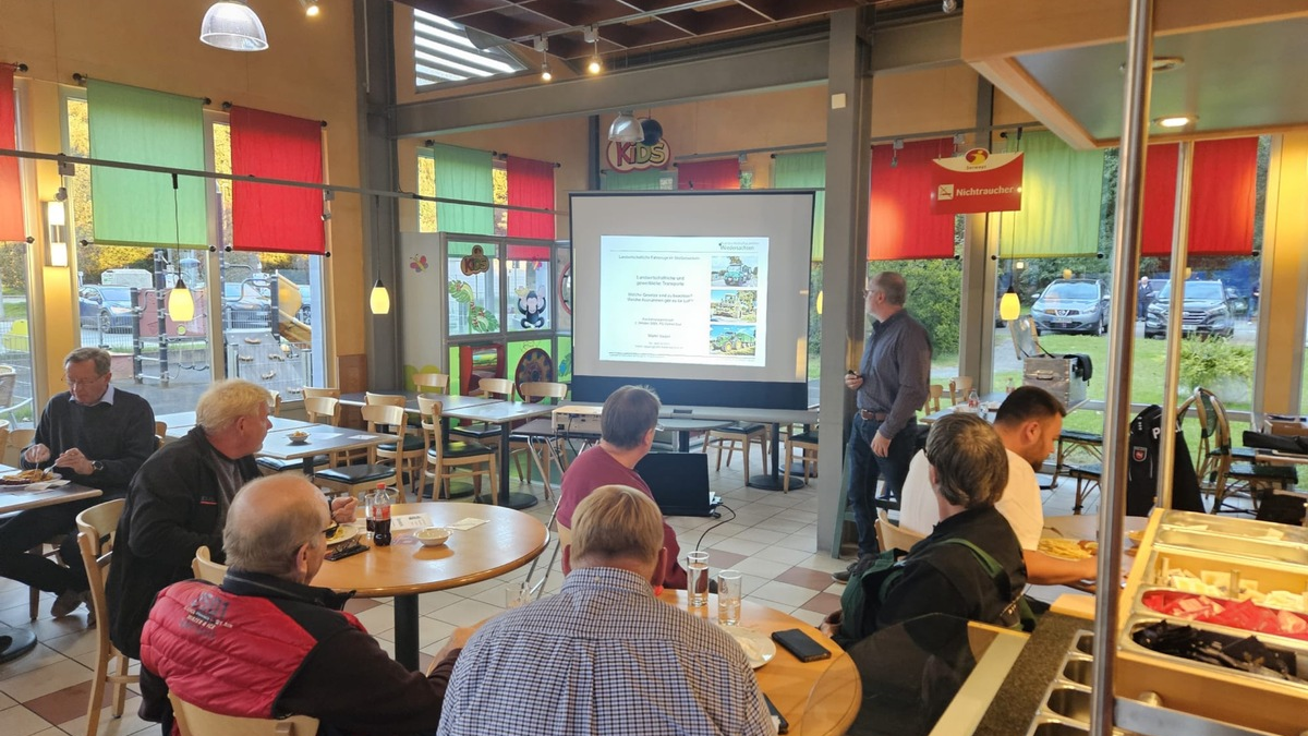 POL-ROW: Landwirtschaftliche Fahrzeuge beim 213. Fernfahrerstammtisch - Foto: presseportal.de