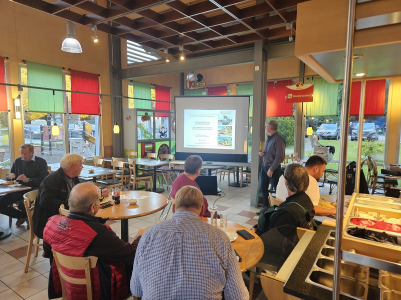 POL-ROW: Landwirtschaftliche Fahrzeuge beim 213. Fernfahrerstammtisch - Foto: presseportal.de