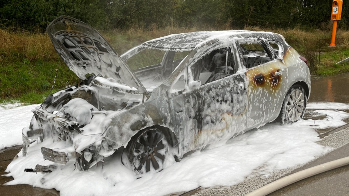 API-TH: Brennender Pkw auf dem Standstreifen - Foto: presseportal.de