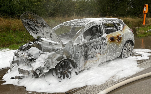 API-TH: Brennender Pkw auf dem Standstreifen - Foto: presseportal.de
