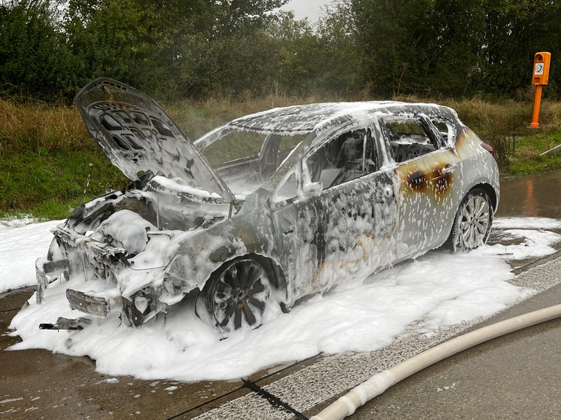API-TH: Brennender Pkw auf dem Standstreifen - Foto: presseportal.de