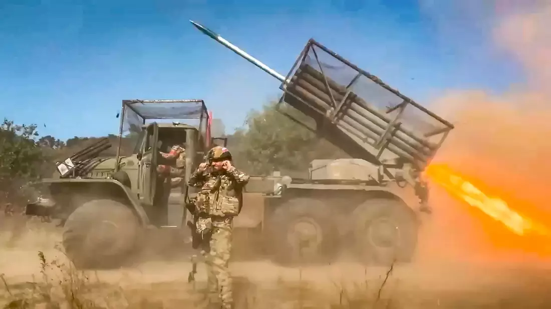 Russische Truppen rücken in der Ostukraine weiter vor, doch US-Experten sehen den Höhepunkt der Offensive bald überschritten. (Archivbild) - Bild: Uncredited/Russian Defense Ministry Press S/AP