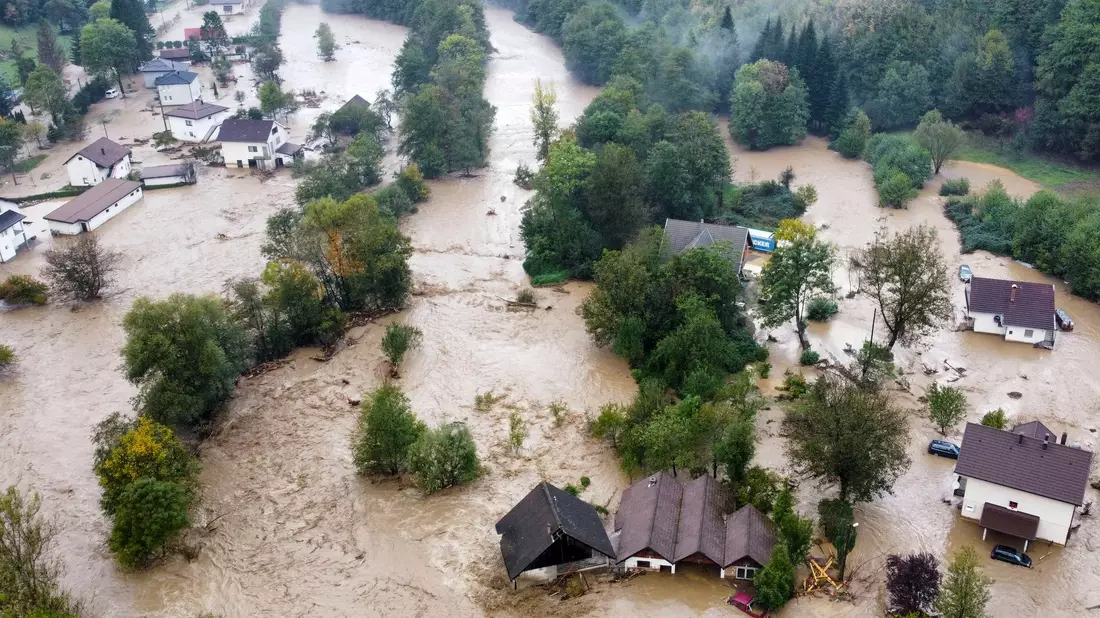Bei Überschwemmungen und Erdrutschen in Bosnien-Herzegowina kamen mindestens 14 Menschen ums Leben (Foto aktuell). - Bild: Robert Oroz/AP