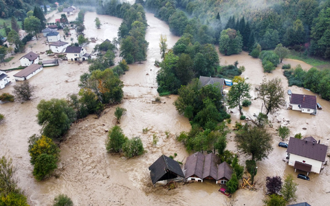Bei Überschwemmungen und Erdrutschen in Bosnien-Herzegowina kamen mindestens 18 Menschen ums Leben (Foto aktuell). - Foto: Robert Oroz/AP Bei Überschwemmungen und Erdrutschen in Bosnien-Herzegowina kamen mindestens 18 Menschen ums Leben (Foto aktuell). - Foto: Robert Oroz/AP