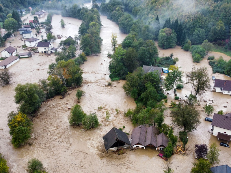 Bei Überschwemmungen und Erdrutschen in Bosnien-Herzegowina kamen mindestens 18 Menschen ums Leben (Foto aktuell). - Foto: Robert Oroz/AP