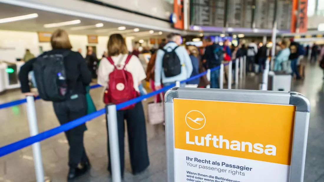 Bislang müssen Airlines ihre Passagiere ab drei Stunden Verspätung finanziell entschädigen.  - Bild: Andreas Arnold/dpa