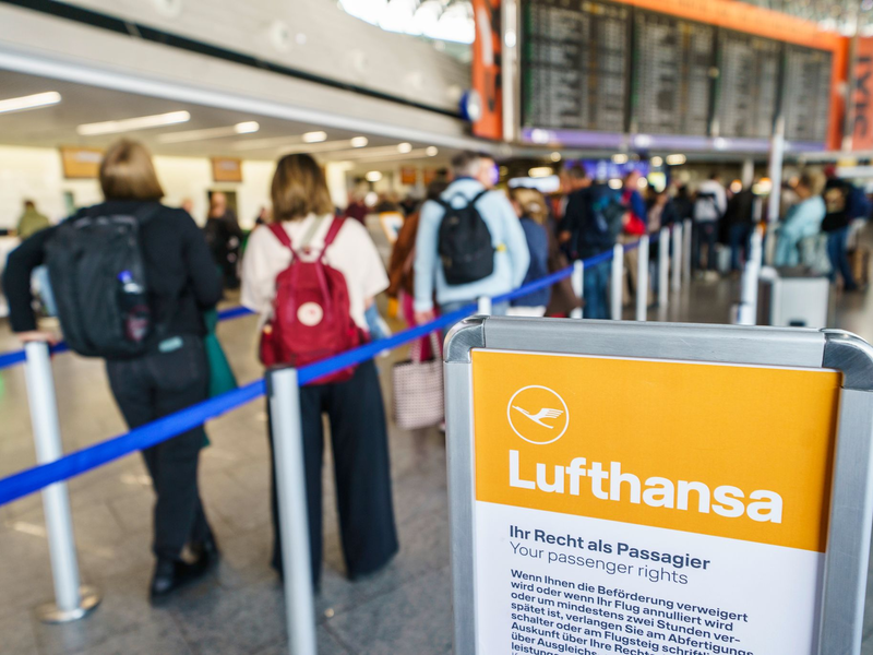 Bislang müssen Airlines ihre Passagiere ab drei Stunden Verspätung finanziell entschädigen.  - Foto: Andreas Arnold/dpa