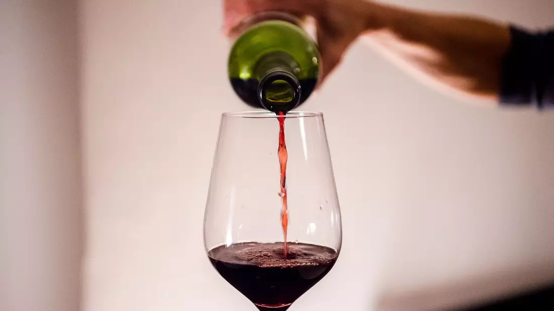 Übermäßiger Alkoholkonsum kann zu Herzrhythmusstörungen führen. (Illustration) - Bild: Finn Winkler/dpa