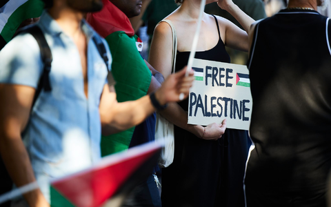 Im Kontext mit dem Gaza-Krieg gibt es in Berlin regelmäßig Demonstrationen. (Archivbild)   - Foto: Jörg Carstensen/dpa