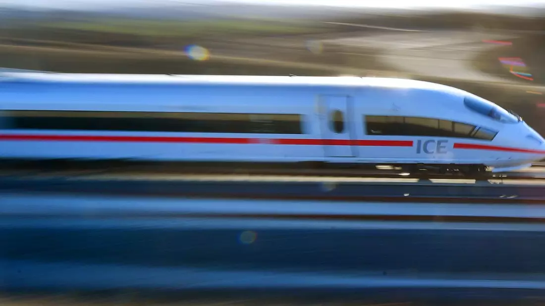 Mit der Bahncard 100 können alle ICE benutzt werden. Der Preis dafür wird jedoch bald angehoben. (Archivbild) - Bild: Martin Schutt/dpa-Zentralbild/dpa