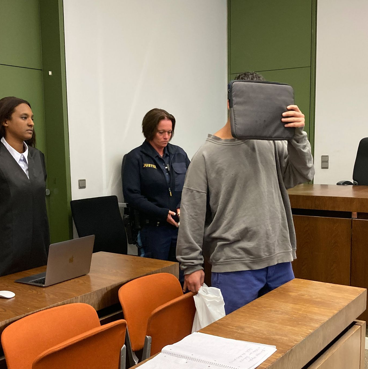 Wartet auf sein Urteil: Ein junger Mann soll einen Volltrunkenen in einem Münchner U-Bahnhof vergewaltigt haben. - Foto: Elke Richter/dpa