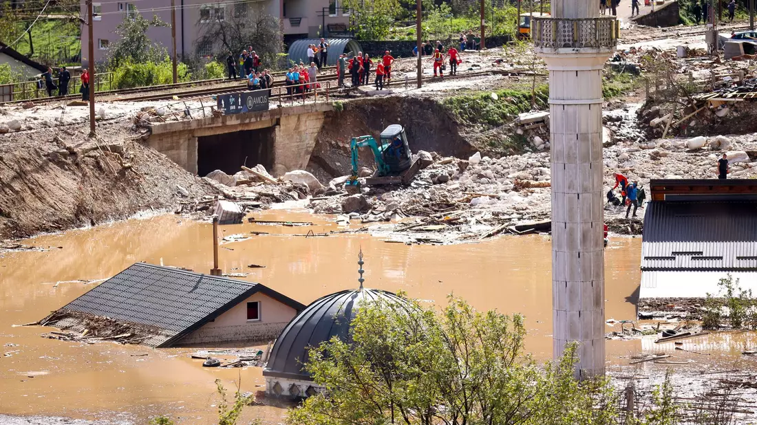 Bei Überschwemmungen und Erdrutschen in Bosnien-Herzegowina kamen mindestens 16 Menschen ums Leben. - Bild: Armin Durgut/AP/dpa