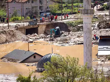 Bei Überschwemmungen und Erdrutschen in Bosnien-Herzegowina kamen mindestens 16 Menschen ums Leben. - Foto: Armin Durgut/AP/dpa