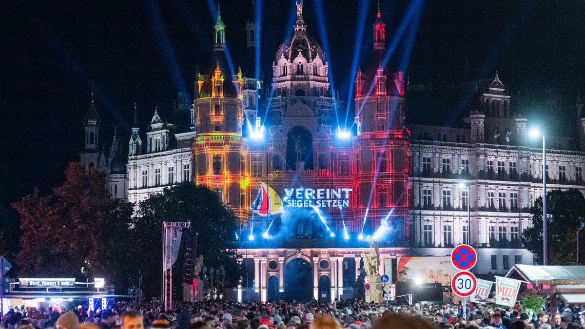 Kultur, Politik zum Anfassen und große Begeisterung: / Das war das Bürgerfest zum Tag der Deutschen Einheit 2024 in Schwerin - Foto: presseportal.de