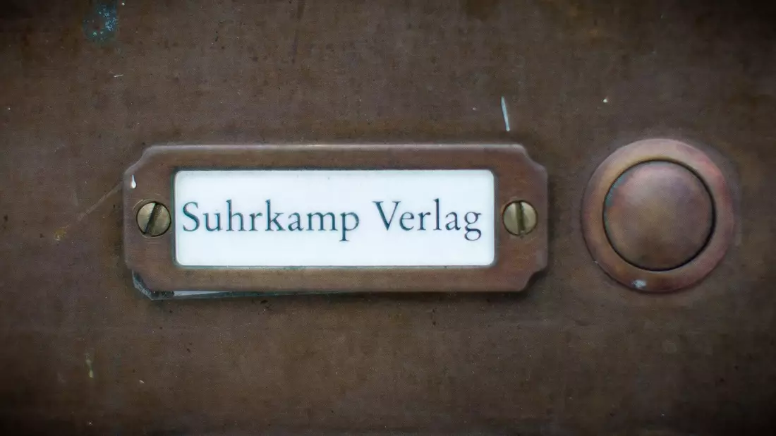 Klingelschild mit Verlagsname - Bild: Michael Kappeler/dpa