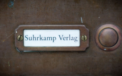 Klingelschild mit Verlagsname - Foto: Michael Kappeler/dpa