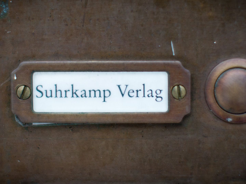 Klingelschild mit Verlagsname - Foto: Michael Kappeler/dpa