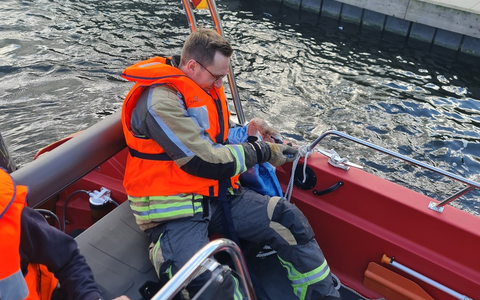 FW Bocholt: Schwan aus misslicher Lage am Aasee befreit - Foto: presseportal.de