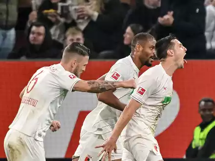 Kopfballstark: Tim Kleindienst (l). Mit dem Kopf traf er auch in Augsburg.   - Foto: Harry Langer/dpa