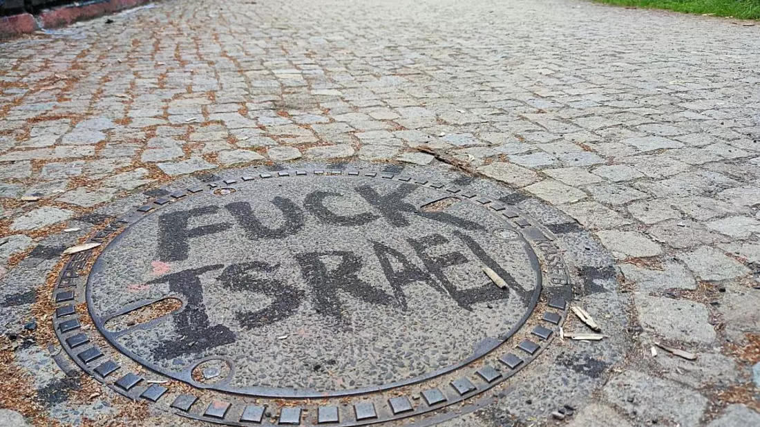 Graffiti mit dem Schriftzug Fuck Israel auf einem Gullideckel (Archiv) - Bild: über dts Nachrichtenagentur