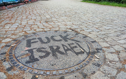 Graffiti mit dem Schriftzug Fuck Israel auf einem Gullideckel (Archiv) - Foto: über dts Nachrichtenagentur