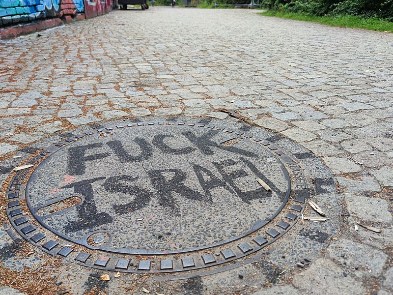 Graffiti mit dem Schriftzug Fuck Israel auf einem Gullideckel (Archiv) - Foto: über dts Nachrichtenagentur