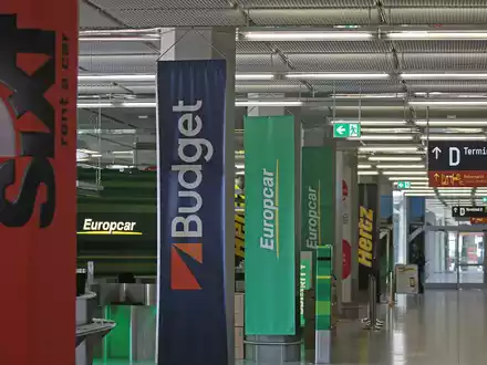 Mietwagenschalter am Flughafen. Die Preise sinken weiter, allerdings nicht mehr so schnell wie in den vergangenen Jahren.  - Foto: Oliver Berg/dpa