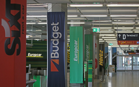 Mietwagenschalter am Flughafen. Die Preise sinken weiter, allerdings nicht mehr so schnell wie in den vergangenen Jahren.  - Foto: Oliver Berg/dpa