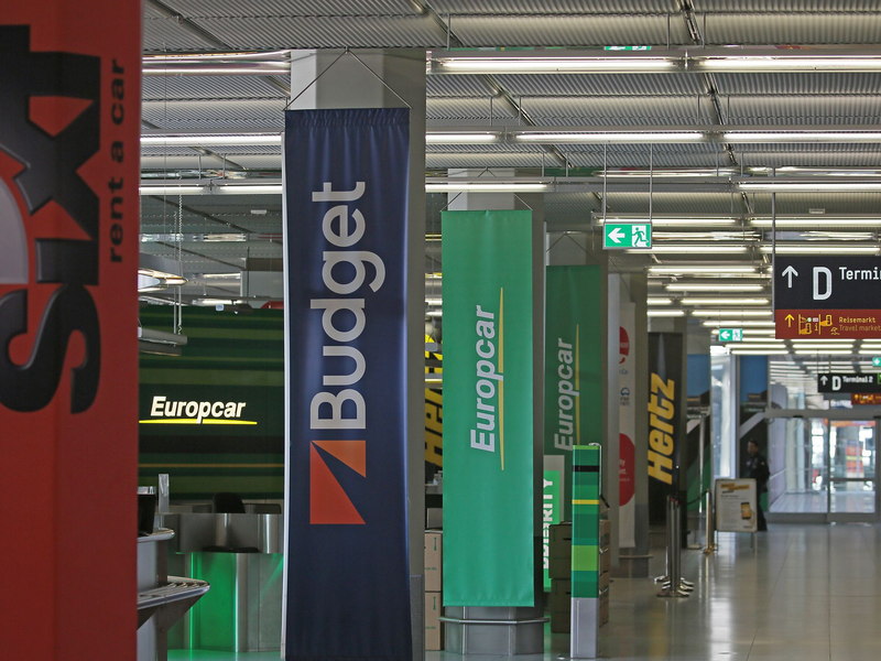 Mietwagenschalter am Flughafen. Die Preise sinken weiter, allerdings nicht mehr so schnell wie in den vergangenen Jahren.  - Foto: Oliver Berg/dpa