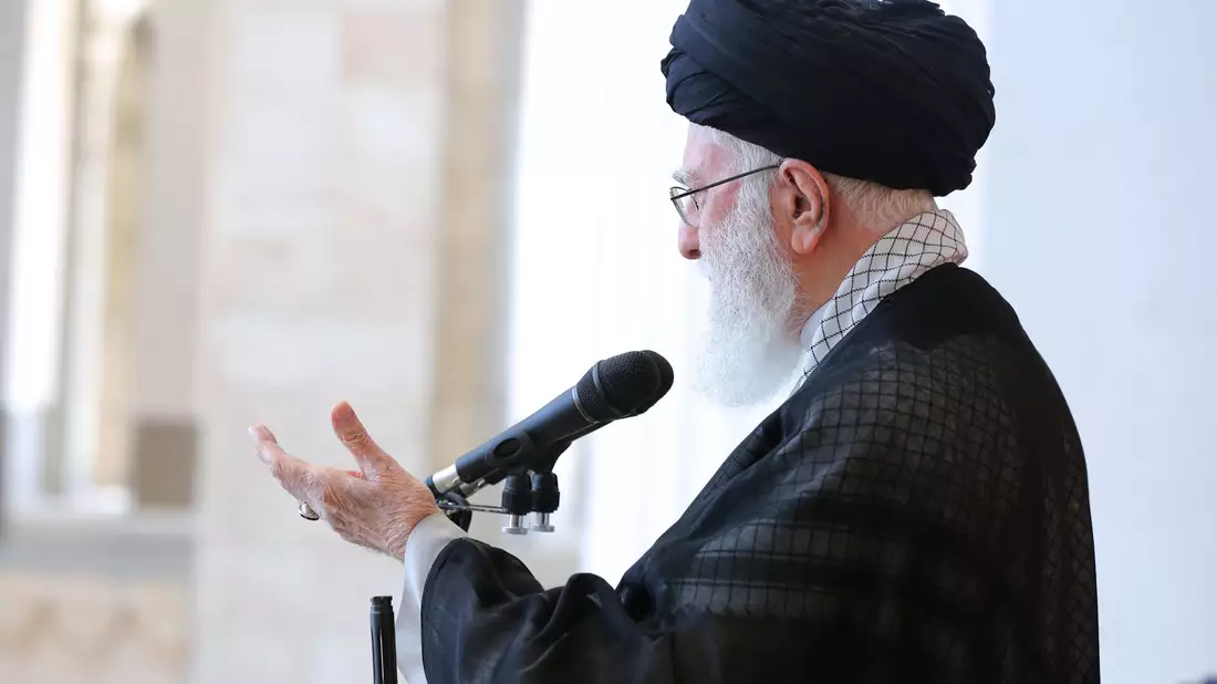 Irans Religionsführer Ajatollah Ali Chamenei hat den Raketenangriff auf Israel verteidigt. - Bild: -/Iranian Supreme Leader office/dpa