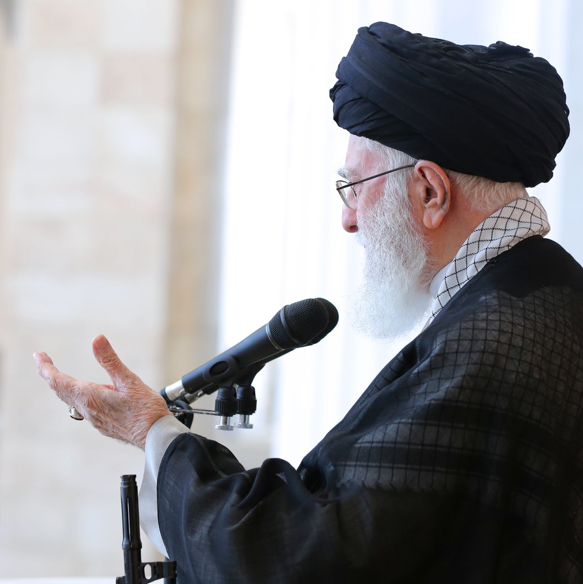 Irans Religionsführer Ajatollah Ali Chamenei hat den Raketenangriff auf Israel verteidigt. - Foto: -/Iranian Supreme Leader office/dpa