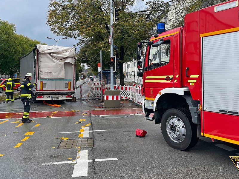 FW-M: Fahrer hat unglückliches Händchen (Berg am Laim) - Foto: presseportal.de